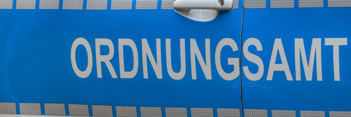 Schriftzug Ordnungsamt am Auto